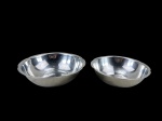METAL INOX, duas (2) tigelas confeccionadas em aço inox, medindo 7x23,5cm e 7x21cm, sinais de uso.