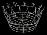 METAL PRATEADO, uma (1) fruteira confeccionada em metal aramado decorado por maças em vazados, medindo 16x29cm.
