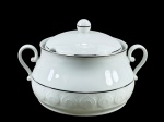 PORCELANA BAVÁRIA, Schirnding Porzellan, uma (1) sopeira confeccionada em porcelana alemã na tonalidade branca com decoração vegetalista em relevo na pasta e filete em prata, medindo 16x25x17cm. (É uma renomada marca de porcelana alemã fundada em 1901 por Lorenz Reichel na pequena cidade de Schirnding, na região da Baviera)