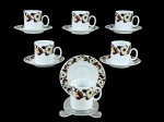 PORCELANA RENNER MEDAILLON, seis (6) xícaras para café com seus respectivos pires confeccionados em porcelana na tonalidade branca com pintura de guirlanda floral em policromia, medindo 5,5x6,5x5cm.