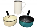 ÁGATAS, lote com três (3) peças confeccionadas em ágata esmaltada, sendo: A) 1 jarra de enema na tonalidade creme, borda na tonalidade azul, apresentando batida e sinais de oxidação na borda, medindo 16,5x15x11cm e B) 2 papeiros, 1 na tonalidade creme e 1 na tonalidade verde, com alça em material plástico, medindo 6,5x27x14cm (pequenas batidas) e  6x28x15cm.