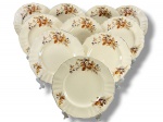 J&G Meakin, Linha Sunshine, dez (10) pratos rasos confeccionados em faiança vitrificada na tonalidade creme, decorados por flores, folhagens e frutos em policromia com bordas filetadas em ouro, apresentando falhas na douração e sinais de craquele, medindo 22,5cm de diâmetro. (Foi uma importante fábrica de cerâmica inglesa fundada em 1851, em Hanley, Staffordshire, Inglaterra).