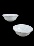 PORCELANA BAVÁRIA, Schirnding Porzellan, duas (2) tigelas confeccionadas em porcelana alemã na tonalidade branca com decoração vegetalista em relevo na pasta e filete em prata, medindo 5x14,2cm. (É uma renomada marca de porcelana alemã fundada em 1901 por Lorenz Reichel na pequena cidade de Schirnding, na região da Baviera).