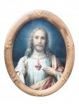 ARTE SACRA, uma (1) grande impressão representando Jesus Cristo com moldura oval em madeira entalhada em caneluras e fitas cruzadas em vasta douração, medindo 89x77,5cm.