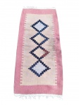 TAPETE, um (1) tapete Kilim, sinais de sujidades, medindo 118,5x55cm, apresenta falhas na franja.