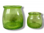 VIDROS, lote com dois (2) vasos confeccionados em vidro soprado na tonalidade verde, decorada por bulicantes internos, medindo 13,5x12cm e 9x8,5cm.