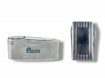 DIVERSOS, lote com duas (2) peças, sendo: A) 1 da manufatura PRECISA, confeccionado em metal prateado, medindo 6,5x7cm e B) 1 canivete de cinto confe ccionado em metal prateado com duas lâminas laterais, medindo fechado 5x3cm. Isqueiro sem garantia de funcionamento.
