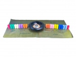 BRINQUEDO, um (1) jogo de roleta confeccionado em material plástico, composto por roleta circular, manta/tabuleiro para apostas e conjunto de 500 fichas coloridas em diferentes cores. Acompanha caixa original com desgastes, caixa medindo 12x54x35cm.