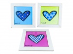 QUADROS, conjunto com três (3) pequenos quadros decorativos, com reproduções coloridas de corações em estilo pop art, assinadas na estampa Romero Britto/76, sendo um com fundo azul, um com fundo verde e um com fundo rosa. Molduras brancas, com proteção frontal, apresentando desgastes na moldura e 1 sem vidro, medindo 24,5x24,5cm.
