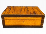 DIVERSOS, uma (1) caixa retangular, confeccionada em madeira de duas tonalidades, fechadura apresentando quebra e ausência da chave, sinais de uso, medindo 11,5x32x22cm.