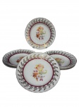 PORCELANA MAUÁ, seis (6) pratos fundos confeccionados em porcelana nacional na tonalidade branca, decorado por flores e folhagens em policromia, pequena faixa na tonalidade vinho e guirlanda de palmas em vasta douração com elementos vegetalistas em relevo na pasta, possui leves falhas na borda, medindo 23cm de diâm. 1 com pequeno fio de cabelo na borda.