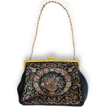 BOLSA DE MÃO CONFECCIONADA EM TECIDO, COR PRETA, COM RICA TAPEÇARIA BORDADA COM DECORAÇÃO FLORAL, VEGETALISTA, ARABESCOS, ACANTOS, RICAMENTE POLICROMADA, INTERIOR REVESTIDO EM TECIDO ACETINADO, ESTRUTURA COM ARMAÇÃO EM METAL DOURADO, FECHO SUPERIOR TIPO CLIPE, ACOMPANHADA DE CORRENTE. TRATA-SE DE PEÇA SEMINOVA, PODENDO APRESENTAR SINAIS DE USO, MARCAS DO TEMPO, DESGASTES NATURAIS, PEQUENAS IMPERFEIÇÕES, RESTAUROS, REPAROS E/OU OUTRAS CARACTERÍSTICAS PRÓPRIAS DE SUA NATUREZA, USO E ESTADO DE CONSERVAÇÃO, NÃO SENDO TAIS ASPECTOS, POR SI SÓ, MOTIVO PARA DESCLASSIFICAÇÃO, CANCELAMENTO OU QUESTIONAMENTOS POSTERIORES, DEVENDO O ARREMATANTE CONSIDERAR TAIS CONDIÇÕES PREVIAMENTE À OFERTA E ARREMATAÇÃO.