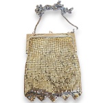 WHITING & DAVIS CO - BOLSA, MADE IN USA, CONFECCIONADA EM MALHA METÁLICA, COR PRATEADA, ESTRUTURA COM ARMAÇÃO EM METAL PRATEADO, INTERIOR REVESTIDO EM TECIDO, FECHAMENTO SUPERIOR DITO KISS LOCK, ACOMPANHADA CORRENTE. TRATA-SE DE PEÇA SEMINOVA, PODENDO APRESENTAR SINAIS DE USO, MARCAS DO TEMPO, DESGASTES NATURAIS, PEQUENAS IMPERFEIÇÕES, RESTAUROS, REPAROS E/OU OUTRAS CARACTERÍSTICAS PRÓPRIAS DE SUA NATUREZA, USO E ESTADO DE CONSERVAÇÃO, NÃO SENDO TAIS ASPECTOS, POR SI SÓ, MOTIVO PARA DESCLASSIFICAÇÃO, CANCELAMENTO OU QUESTIONAMENTOS POSTERIORES, DEVENDO O ARREMATANTE CONSIDERAR TAIS CONDIÇÕES PREVIAMENTE À OFERTA E ARREMATAÇÃO.