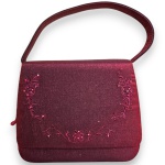 BOLSA CONFECCIONADA EM TECIDO ACETINADO, COR MARSALA, APRESENTANDO DELICADOS BORDADOS FLORAIS EM ALTO-RELEVO, ADORNADOS COM APLICAÇÕES DE PEQUENAS PEDRARIAS EM TOM COORDENADO, INTERIOR EM TECIDO ACETINADO COM BOLSO E ESPELHO, ACOMPANHADA DE DUAS ALÇAS DISTINTAS: UMA FIXA RÍGIDA PARA USO DE MÃO E OUTRA ALÇA EM CORDÃO SÃO FRANCISCO PARA USO TIRACOLO. TRATA-SE DE PEÇA SEMINOVA, PODENDO APRESENTAR SINAIS DE USO, MARCAS DO TEMPO, DESGASTES NATURAIS, PEQUENAS IMPERFEIÇÕES, RESTAUROS, REPAROS E/OU OUTRAS CARACTERÍSTICAS PRÓPRIAS DE SUA NATUREZA, USO E ESTADO DE CONSERVAÇÃO, NÃO SENDO TAIS ASPECTOS, POR SI SÓ, MOTIVO PARA DESCLASSIFICAÇÃO, CANCELAMENTO OU QUESTIONAMENTOS POSTERIORES, DEVENDO O ARREMATANTE CONSIDERAR TAIS CONDIÇÕES PREVIAMENTE À OFERTA E ARREMATAÇÃO.