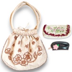 CONJUNTO FEMININO CONFECCIONADO EM MATERIAIS, TÉCNICAS, MARCAS, MODELOS, MEDIDAS, FORMATOS, TAMANHOS, UTILIDADES E PROCEDÊNCIAS DIVERSOS COMPOSTO POR TRÊS PEÇAS, SENDO: BOLSA DE MÃO EM TECIDO, COR AREIA, MODELAGEM FRANZIDA E RICOS BORDADOS FLORAIS EM LINHAS E MIÇANGAS EM TOM ROSÊ E ACOBREADO, APRESENTANDO DETALHES ORNAMENTAIS BORDADOS TANTO NA PARTE FRONTAL QUANTO NO CONTORNO DA PEÇA, ALÇA ESTRUTURADA REVESTIDA EM TECIDO; NÉCESSAIRE EM TECIDO, COR OFF-WHITE, COM ESTAMPA FLORAL CENTRAL E ACABAMENTO EM BABADOS ONDULADOS EM TOM VINHO, INTERIOR PLASTIFICADO E NÉCESSAIRE EM MATERIAL SINTÉTICO, COR PRETA, COM FECHAMENTO EM ZÍPER, ADORNADA COM APLICAÇÃO FLORAL EM RELEVO NA PARTE FRONTAL. TRATA-SE DE PEÇA SEMINOVA, PODENDO APRESENTAR SINAIS DE USO, MARCAS DO TEMPO, DESGASTES NATURAIS, PEQUENAS IMPERFEIÇÕES, RESTAUROS, REPAROS E/OU OUTRAS CARACTERÍSTICAS PRÓPRIAS DE SUA NATUREZA, USO E ESTADO DE CONSERVAÇÃO, NÃO SENDO TAIS ASPECTOS, POR SI SÓ, MOTIVO PARA DESCLASSIFICAÇÃO, CANCELAMENTO OU QUESTIONAMENTOS POSTERIORES, DEVENDO O ARREMATANTE CONSIDERAR TAIS CONDIÇÕES PREVIAMENTE À OFERTA E ARREMATAÇÃO.