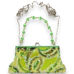 BOLSA CONFECCIONADA EM TECIDO COM RICA APLICAÇÃO DE MIÇANGAS, LANTEJOULAS E BORDADOS EM PADRONAGEM ORNAMENTAL ABSTRATA, COR VERDE-LIMA, ESTRUTURA COM ARMAÇÃO EM METAL PRATEADO COM FECHAMENTO SUPERIOR DITO KISS LOCK, ACOMPANHADA DE DUAS ALÇAS DISTINTAS: UMA FIXA EM CONTAS ACRÍLICAS PARA USO DE MÃO E OUTRA ALÇA EM CORDÃO SÃO FRANCISCO PARA USO TIRACOLO. TRATA-SE DE PEÇA SEMINOVA, PODENDO APRESENTAR SINAIS DE USO, MARCAS DO TEMPO, DESGASTES NATURAIS, PEQUENAS IMPERFEIÇÕES, RESTAUROS, REPAROS E/OU OUTRAS CARACTERÍSTICAS PRÓPRIAS DE SUA NATUREZA, USO E ESTADO DE CONSERVAÇÃO, NÃO SENDO TAIS ASPECTOS, POR SI SÓ, MOTIVO PARA DESCLASSIFICAÇÃO, CANCELAMENTO OU QUESTIONAMENTOS POSTERIORES, DEVENDO O ARREMATANTE CONSIDERAR TAIS CONDIÇÕES PREVIAMENTE À OFERTA E ARREMATAÇÃO.