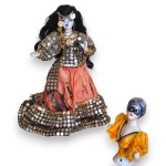 CONJUNTO DECORATIVO EM PORCELANA RICAMENTE DECORADO E POLICROMADO COMPOSTO POR DUAS PEÇAS, SENDO: BONECA, REPRESENTANDO CIGANA, TRAJE ORNAMENTADO COM APLICAÇÕES METALIZADAS, MOEDAS DECORATIVAS E ADEREÇOS DE INSPIRAÇÃO ÉTNICA E BUSTO FEMININO COM TRAJE CLÁSSICO E MÁSCARA DECORATIVA. APRESENTAM MARCAS DO TEMPO, USO, DESGASTES E/OU PEQUENAS IMPERFEIÇÕES COMPATÍVEIS COM SUA UTILIZAÇÃO E ESTADO DE CONSERVAÇÃO E VESTIMENTA DA BONECA COM AVARIAS, DESGASTES ACENTUADOS E PARTES DO TECIDO COMPROMETIDAS, CONFORME FOTOS EXTRAS.