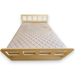 CAMA EXECUTADA EM MADEIRA PINTADA, APRESENTANDO DESIGN RETO COM DETALHES VAZADOS GEOMÉTRICOS NA CABECEIRA E PESEIRA, QUATRO GAVETÕES, MEDINDO 69 X 192 X 139 CM, ACOMPANHADA DE COLCHÃO, MARCA ORTOBOM, MODELO LIGHT, D33, MEDINDO 15 X 188 X 138 CM. NECESSITA AJUSTE NA CABECEIRA, APRESENTAM MARCAS DO TEMPO, USO, DESGASTES E/OU PEQUENAS IMPERFEIÇÕES COMPATÍVEIS COM SUA UTILIZAÇÃO E ESTADO DE CONSERVAÇÃO, SUJIDADES NO COLCHÃO, CONFORME FOTOS EXTRAS. INFORMAMOS AINDA QUE NÃO REALIZAMOS EMBALAGEM DE MÓVEIS, SENDO A RETIRADA, ACONDICIONAMENTO, PROTEÇÃO E TRANSPORTE DE TOTAL RESPONSABILIDADE DO ARREMATANTE E/OU TRANSPORTADOR CONTRATADO.