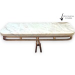 CONSOLE SUSPENSA EXECUTADA EM AÇO PATINADO, COR OURO ENVELHECIDO, ESTRUTURA VAZADA EM LINHAS CURVAS E DETALHES ORNAMENTAIS EM VOLUTAS E ESFERAS METÁLICAS, MEDINDO 24 X 48 X 22 CM. APRESENTA MARCAS DO TEMPO, USO, DESGASTES E/OU PEQUENAS IMPERFEIÇÕES COMPATÍVEIS COM SUA UTILIZAÇÃO E ESTADO DE CONSERVAÇÃO, CONFORME FOTOS EXTRAS.