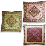 CONJUNTO DE CAPAS PARA ALMOFADAS EM ESTILO ORIENTAL / BOHO CHIC, CONFECCIONADAS EM TECIDO ACETINADO, COM RICOS BORDADOS, APLICAÇÕES, PAETÊS E PADRONAGENS ÉTNICAS DECORATIVAS EM DIFERENTES TONALIDADES COMPOSTO POR TRÊS PEÇAS, MEDINDO 38 X 39 CM CADA. POSSIBILIDADE DE AQUISIÇÃO EM CONJUNTO COM OS ENCHIMENTOS. TRATA-SE DE PEÇA SEMINOVA, PODENDO APRESENTAR SINAIS DE USO, MARCAS DO TEMPO, DESGASTES NATURAIS, PEQUENAS IMPERFEIÇÕES, RESTAUROS, REPAROS E/OU OUTRAS CARACTERÍSTICAS PRÓPRIAS DE SUA NATUREZA, USO E ESTADO DE CONSERVAÇÃO, CONFORME FOTOS EXTRAS, NÃO SENDO TAIS ASPECTOS, POR SI SÓ, MOTIVO PARA DESCLASSIFICAÇÃO, CANCELAMENTO OU QUESTIONAMENTOS POSTERIORES, DEVENDO O ARREMATANTE CONSIDERAR TAIS CONDIÇÕES PREVIAMENTE À OFERTA E ARREMATAÇÃO.