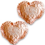 CONJUNTO DE CAPAS PARA ALMOFADAS, EM FORMATO DE CORAÇÃO, CONFECCIONADAS EM TECIDO ACETINADO, COM DETALHES MATELASSADOS, BORDADOS FLORAIS E ACABAMENTO FRANZIDO DECORATIVO, COMPOSTO POR DUAS PEÇAS, MEDINDO APROXIMADAMENTE 37 X 39 CM CADA. POSSIBILIDADE DE AQUISIÇÃO EM CONJUNTO COM OS ENCHIMENTOS. TRATA-SE DE PEÇA SEMINOVA, PODENDO APRESENTAR SINAIS DE USO, MARCAS DO TEMPO, DESGASTES NATURAIS, PEQUENAS IMPERFEIÇÕES, RESTAUROS, REPAROS E/OU OUTRAS CARACTERÍSTICAS PRÓPRIAS DE SUA NATUREZA, USO E ESTADO DE CONSERVAÇÃO, CONFORME FOTOS EXTRAS, NÃO SENDO TAIS ASPECTOS, POR SI SÓ, MOTIVO PARA DESCLASSIFICAÇÃO, CANCELAMENTO OU QUESTIONAMENTOS POSTERIORES, DEVENDO O ARREMATANTE CONSIDERAR TAIS CONDIÇÕES PREVIAMENTE À OFERTA E ARREMATAÇÃO.