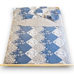 CONJUNTO PARA CAMA CONFECCIONADO EM TECIDO MATELASSADO RICAMENTE POLICROMADO, COM PADRONAGEM PATCHWORK EM CORES AZUL E OFF-WHITE, COMPOSTO POR TRÊS PEÇAS, SENDO: COBRE-LEITO DOUBLE FACE, MEDINDO 230 X 220 CM, ACOMPANHADO DE DUAS CAPAS PARA TRAVESSEIROS, MEDINDO 70 X 45 CM CADA. TRATA-SE DE PEÇA SEMINOVA, PODENDO APRESENTAR SINAIS DE USO, MARCAS DO TEMPO, DESGASTES NATURAIS, PEQUENAS IMPERFEIÇÕES, RESTAUROS, REPAROS E/OU OUTRAS CARACTERÍSTICAS PRÓPRIAS DE SUA NATUREZA, USO E ESTADO DE CONSERVAÇÃO, CONFORME FOTOS EXTRAS, NÃO SENDO TAIS ASPECTOS, POR SI SÓ, MOTIVO PARA DESCLASSIFICAÇÃO, CANCELAMENTO OU QUESTIONAMENTOS POSTERIORES, DEVENDO O ARREMATANTE CONSIDERAR TAIS CONDIÇÕES PREVIAMENTE À OFERTA E ARREMATAÇÃO.