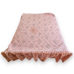 JOLITEX - COLCHA CONFECCIONADA EM TECIDO MATELASSADO, COR ROSA, COM DELICADA PADRONAGEM FLORAL, POSSUINDO BABADO DECORATIVO, MEDINDO 190 X 150 CM, BABADO DE 40 CM. TRATA-SE DE PEÇA SEMINOVA, PODENDO APRESENTAR SINAIS DE USO, MARCAS DO TEMPO, DESGASTES NATURAIS, PEQUENAS IMPERFEIÇÕES, RESTAUROS, REPAROS E/OU OUTRAS CARACTERÍSTICAS PRÓPRIAS DE SUA NATUREZA, USO E ESTADO DE CONSERVAÇÃO, CONFORME FOTOS EXTRAS, NÃO SENDO TAIS ASPECTOS, POR SI SÓ, MOTIVO PARA DESCLASSIFICAÇÃO, CANCELAMENTO OU QUESTIONAMENTOS POSTERIORES, DEVENDO O ARREMATANTE CONSIDERAR TAIS CONDIÇÕES PREVIAMENTE À OFERTA E ARREMATAÇÃO.