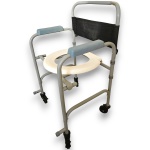 DELLAMED - CADEIRA PARA BANHO EXECUTADA EM AÇO COM PINTURA EPÓXI, POSSUINDO ASSENTO SANITÁRIO, ENCOSTO EM MATERIAL SINTÉTICO, APOIOS LATERAIS E RODÍZIOS, MEDINDO 86 X 50 X 42 CM. APRESENTA MARCAS DO TEMPO, USO, DESGASTES E/OU PEQUENAS IMPERFEIÇÕES COMPATÍVEIS COM SUA UTILIZAÇÃO E ESTADO DE CONSERVAÇÃO, CONFORME FOTOS EXTRAS. INFORMAMOS AINDA QUE NÃO REALIZAMOS EMBALAGEM DE MÓVEIS, SENDO A RETIRADA, ACONDICIONAMENTO, PROTEÇÃO E TRANSPORTE DE TOTAL RESPONSABILIDADE DO ARREMATANTE E/OU TRANSPORTADOR CONTRATADO.