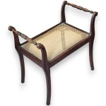BANQUETA ESTILO MARQUESA, EXECUTADA EM MADEIRA NOBRE, COM ASSENTO EM PALHINHA NATURAL TRANÇADA, DETALHES TORNEADOS E ELEMENTOS CURVILÍNEOS, MEDINDO 62 X 65 X 39 CM. APRESENTA MARCAS DO TEMPO, USO, DESGASTES E/OU PEQUENAS IMPERFEIÇÕES COMPATÍVEIS COM SUA UTILIZAÇÃO E ESTADO DE CONSERVAÇÃO, CONFORME FOTOS EXTRAS. INFORMAMOS AINDA QUE NÃO REALIZAMOS EMBALAGEM DE MÓVEIS, SENDO A RETIRADA, ACONDICIONAMENTO, PROTEÇÃO E TRANSPORTE DE TOTAL RESPONSABILIDADE DO ARREMATANTE E/OU TRANSPORTADOR CONTRATADO.
