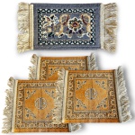 CONJUNTO DE TAPETES, DITOS DE TELEFONE, AO GOSTO BELGA, COM PADRONAGEM ORIENTAL RICAMENTE ADORNADA COM FLORES, ARABESCOS E RAMAGENS EM POLICROMIA, POSSUINDO FRANJAS LATERAIS DECORATIVAS, COMPOSTO POR QUATRO PEÇAS, SENDO: UM, MEDINDO 30 X 20 CM E TRÊS, MEDINDO 30 X 30 CM CADA. APRESENTA MARCAS DO TEMPO, USO, DESGASTES E/OU PEQUENAS IMPERFEIÇÕES COMPATÍVEIS COM SUA UTILIZAÇÃO E ESTADO DE CONSERVAÇÃO, CONFORME FOTOS EXTRAS.
