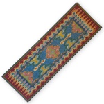 SACRA FAMÍLIA - TAPETE ARRAIOLO, TIPO PASSADEIRA, COM PADRONAGEM GEOMÉTRICA DE INSPIRAÇÃO ORIENTAL, RICAMENTE POLICROMADO, MEDINDO 103 X 36 CM. APRESENTA MARCAS DO TEMPO, USO, DESGASTES E/OU PEQUENAS IMPERFEIÇÕES COMPATÍVEIS COM SUA UTILIZAÇÃO E ESTADO DE CONSERVAÇÃO, CONFORME FOTOS EXTRAS.