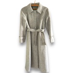 PURE NEW WOOL - CASACO LONGO FEMININO, DITO SOBRETUDO, , MADE IN ENGLAND, CONFECCIONADO EM LÃ, COR CINZA MESCLADA, POSSUINDO FECHAMENTO FRONTAL POR BOTÕES, GOLA CLÁSSICA E FAIXA PARA AMARRAÇÃO NA CINTURA, TAMANHO P. TRATA-SE DE PEÇA SEMINOVA, PODENDO APRESENTAR SINAIS DE USO, MARCAS DO TEMPO, DESGASTES NATURAIS, PEQUENAS IMPERFEIÇÕES, RESTAUROS, REPAROS E/OU OUTRAS CARACTERÍSTICAS PRÓPRIAS DE SUA NATUREZA, USO E ESTADO DE CONSERVAÇÃO, NÃO SENDO TAIS ASPECTOS, POR SI SÓ, MOTIVO PARA DESCLASSIFICAÇÃO, CANCELAMENTO OU QUESTIONAMENTOS POSTERIORES, DEVENDO O ARREMATANTE CONSIDERAR TAIS CONDIÇÕES PREVIAMENTE À OFERTA E ARREMATAÇÃO.