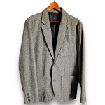 GAP - BLAZER, MADE IN VIETNAM, CONFECCIONADO EM TECIDO COM PADRONAGEM ESPINHA DE PEIXE, COR CINZA MESCLADA, POSSUINDO FECHAMENTO FRONTAL POR BOTÕES, GOLA CLÁSSICA E BOLSOS FRONTAIS, TAMANHO M 180/96A. TRATA-SE DE PEÇA SEMINOVA, PODENDO APRESENTAR SINAIS DE USO, MARCAS DO TEMPO, DESGASTES NATURAIS, PEQUENAS IMPERFEIÇÕES, RESTAUROS, REPAROS E/OU OUTRAS CARACTERÍSTICAS PRÓPRIAS DE SUA NATUREZA, USO E ESTADO DE CONSERVAÇÃO, NÃO SENDO TAIS ASPECTOS, POR SI SÓ, MOTIVO PARA DESCLASSIFICAÇÃO, CANCELAMENTO OU QUESTIONAMENTOS POSTERIORES, DEVENDO O ARREMATANTE CONSIDERAR TAIS CONDIÇÕES PREVIAMENTE À OFERTA E ARREMATAÇÃO.