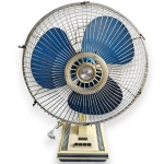 SANYO - VENTILADOR DE MESA, MADE IN JAPAN, MODELO ELECTRIC FAN, POSSUINDO TRÊS PÁS, GRADE METÁLICA DE PROTEÇÃO, 127V. APRESENTA MARCAS DO TEMPO, USO, DESGASTES, OXIDAÇÕES E/OU PEQUENAS IMPERFEIÇÕES COMPATÍVEIS COM SUA UTILIZAÇÃO E ESTADO DE CONSERVAÇÃO, CONFORME FOTOS EXTRAS. TRATA-SE DE EQUIPAMENTO ELETROELETRÔNICO USADO, PODENDO ESTAR INSTALADO OU NÃO, SENDO QUE EVENTUAIS TESTES E VERIFICAÇÕES REALIZADOS DURANTE A CATALOGAÇÃO REFLETEM APENAS AS CONDIÇÕES OBSERVADAS NAQUELE MOMENTO, CONFORME FOTOS EXTRAS. TODAVIA, EM RAZÃO DE DESINSTALAÇÃO, MANUSEIO, TRANSPORTE, ARMAZENAMENTO E NOVA INSTALAÇÃO, NÃO OFERECEMOS QUALQUER TIPO DE GARANTIA DE FUNCIONAMENTO APÓS A RETIRADA E/OU ENTREGA, DEVENDO O ARREMATANTE CONSIDERAR TAIS CONDIÇÕES PREVIAMENTE À ARREMATAÇÃO.