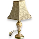 ABAT-JOUR DE MESA EXECUTADO EM MATERIAL SINTÉTICO E METAL DOURADO, COM PADRONAGEM MARMORIZADA, MEDINDO 30 CM. ACOMPANHADO DE CÚPULA REVESTIDA EM TECIDO SINTÉTICO, MEDINDO 19 X 26 X 13 CM. APRESENTA MARCAS DO TEMPO, USO, DESGASTES, OXIDAÇÕES E/OU PEQUENAS IMPERFEIÇÕES COMPATÍVEIS COM SUA UTILIZAÇÃO E ESTADO DE CONSERVAÇÃO, CONFORME FOTOS EXTRAS.
