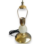 RADICAL - ABAT-JOUR DE MESA, ESTRUTURA EM METAL DOURADO, COLUNA ADORNADA COM ESFERA RICAMENTE LAPIDADA, DITA BICO DE JACA, POSSUINDO BASE CIRCULAR E HASTE METÁLICA PARA FIXAÇÃO DE CÚPULA, MEDINDO 33 X 15 CM. APRESENTA MARCAS DO TEMPO, USO, DESGASTES, OXIDAÇÕES E/OU PEQUENAS IMPERFEIÇÕES COMPATÍVEIS COM SUA UTILIZAÇÃO E ESTADO DE CONSERVAÇÃO, CONFORME FOTOS EXTRAS.