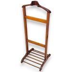 CABIDEIRO DE CHÃO, DITO MANCEBO, EXECUTADO EM MADEIRA NOBRE, IDEAL PARA CALÇA, GRAVATA, PALETÓ, CAMISA E SAPATOS, BASE RIPADA APOIADA SOB QUATRO PÉS BOLINHA, MEDINDO 100 X 38 X 40 CM. APRESENTA MARCAS DO TEMPO, USO, DESGASTES E/OU PEQUENAS IMPERFEIÇÕES COMPATÍVEIS COM SUA UTILIZAÇÃO E ESTADO DE CONSERVAÇÃO, CONFORME FOTOS EXTRAS. INFORMAMOS AINDA QUE NÃO REALIZAMOS EMBALAGEM DE MÓVEIS, SENDO A RETIRADA, ACONDICIONAMENTO, PROTEÇÃO E TRANSPORTE DE TOTAL RESPONSABILIDADE DO ARREMATANTE E/OU TRANSPORTADOR CONTRATADO.