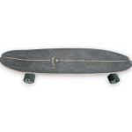 CARVER - SKATE EXECUTADO EM MADEIRA LAMINADA, POSSUINDO SHAPE ALONGADO COM ACABAMENTO EMBORRACHADO ANTIDERRAPANTE E RODAS EM POLIURETANO, MEDINDO 12 X 89 X 24 CM. APRESENTA MARCAS DO TEMPO, USO, DESGASTES, DANOS NAS BORDAS E/OU PEQUENAS IMPERFEIÇÕES COMPATÍVEIS COM SUA UTILIZAÇÃO E ESTADO DE CONSERVAÇÃO, CONFORME FOTOS EXTRAS.