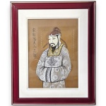 ARTE ORIENTAL - OBRA, DESENHO SOBRE PAPEL CARTÃO, REPRESENTANDO FIGURA MASCULINA TRAJANDO VESTES CERIMONIAIS, COM INSCRIÇÕES EM CARACTERES ORIENTAIS À ESQUERDA, PROTEGIDO POR PASSE-PARTOUT E SISTEMA DE SANDUÍCHE EM VIDRO, EMOLDURADO EM MADEIRA LAQUEADA, ASSINADO EM IDEOGRAMA, MEDINDO 62 X 52 CM (DESENHO 41,5 X 30 CM). APRESENTA MARCAS DO TEMPO, USO, DESGASTES E/OU PEQUENAS IMPERFEIÇÕES COMPATÍVEIS COM SUA UTILIZAÇÃO E ESTADO DE CONSERVAÇÃO, CONFORME FOTOS EXTRAS.