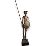 ESCULTURA EXECUTADA EM LATÃO, REPRESENTANDO DOM QUIXOTE DE LA MANCHA, APOIADA SOBRE BASE EM MADEIRA, MEDINDO 92 X 20 CM. APRESENTA MARCAS DO TEMPO, USO, DESGASTES E/OU PEQUENAS IMPERFEIÇÕES COMPATÍVEIS COM SUA UTILIZAÇÃO E ESTADO DE CONSERVAÇÃO, CONFORME FOTOS EXTRAS. BREVE BIOGRAFIA: PERSONAGEM DO LIVRO ESCRITO POR MIGUEL DE CERVANTES (1547-1616) EL INGENIOSO HIDALGO DON QUIXOTE DE LA MANCHA, QUE NARRA AS AVENTURAS E DESVENTURAS DE DOM QUIXOTE, UM HOMEM DE MEIA IDADE QUE RESOLVEU SE TORNAR CAVALEIRO ANDANTE DEPOIS DE LER MUITOS ROMANCES DE CAVALARIA. PROVIDENCIANDO CAVALO E ARMADURA, RESOLVE LUTAR PARA PROVAR SEU AMOR POR DULCINEIA DE TOBOSO, UMA MULHER IMAGINÁRIA.