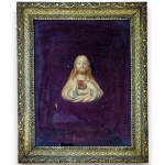 ARTE SACRA - RELICÁRIO, REPRESENTANDO SAGRADO CORAÇÃO DE JESUS, COM ESCULTURA EM MATERIAL SINTÉTICO, MEDINDO 12 X 10 CM, APLICADA SOBRE FUNDO REVESTIDO EM VELUDO, PROTEGIDO POR VIDRO E EMOLDURADO COM RICA DECORAÇÃO EM RELEVOS, MEDINDO 46,5 X 37,5 CM. APRESENTA MARCAS DO TEMPO, USO, DESGASTES, OXIDAÇÕES E/OU PEQUENAS IMPERFEIÇÕES COMPATÍVEIS COM SUA UTILIZAÇÃO E ESTADO DE CONSERVAÇÃO, CONFORME FOTOS EXTRAS.