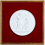 MEDALHÃO ESCULTÓRICO EM PORCELANA BISCUITADA, REPRESENTANDO CENA ALEGÓRICA DE INSPIRAÇÃO MITOLÓGICA E NEOCLÁSSICA, COM FIGURAS CLÁSSICAS EM ALTO-RELEVO, CAÇADOR, CÃO DE CAÇA E ELEMENTOS ASSOCIADOS À COLHEITA DE UVAS, REMETENDO À REPRESENTAÇÃO DO OUTONO (VIDA ADULTA), RICAMENTE DETALHADA EM FOLHAGENS, DRAPEADOS E ORNAMENTAÇÕES, APLICADA SOBRE FUNDO REVESTIDO EM VELUDO, EMOLDURADA EM MADEIRA COM ACABAMENTO DOURADO, MEDINDO 25 X 25 CM, SENDO O MEDALHÃO, MEDINDO 14,5 CM. APRESENTA MARCAS DO TEMPO, SUJIDADES, DESGASTES E/OU PEQUENAS IMPERFEIÇÕES COMPATÍVEIS COM SUA UTILIZAÇÃO E ESTADO DE CONSERVAÇÃO, CONFORME FOTOS EXTRAS.
