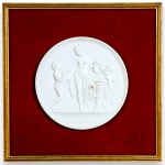 MEDALHÃO ESCULTÓRICO EM PORCELANA BISCUITADA, REPRESENTANDO CENA ALEGÓRICA DE INSPIRAÇÃO NEOCLÁSSICA, COM FIGURA FEMININA SEMINUDA ACOMPANHADA POR PUTTI E ELEMENTOS DECORATIVOS ASSOCIADOS À ABUNDÂNCIA E FERTILIDADE EM ALTO-RELEVO, REMETENDO À REPRESENTAÇÃO DA PRIMAVERA (INFÂNCIA), RICAMENTE DETALHADA EM FOLHAGENS, DRAPEADOS E ORNAMENTAÇÕES, APLICADA SOBRE FUNDO REVESTIDO EM VELUDO, EMOLDURADA EM MADEIRA COM ACABAMENTO DOURADO, MEDINDO 25 X 25 CM, SENDO O MEDALHÃO, MEDINDO 14,5 CM. APRESENTA MARCAS DO TEMPO, SUJIDADES, DESGASTES E/OU PEQUENAS IMPERFEIÇÕES COMPATÍVEIS COM SUA UTILIZAÇÃO E ESTADO DE CONSERVAÇÃO, CONFORME FOTOS EXTRAS.