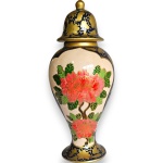 POTICHE, INSPIRAÇÃO ORIENTAL, EXECUTADO EM PORCELANA ESMALTADA E VITRIFICADA, COM DECORAÇÃO FLORAL E RICOS DETALHES EM VIBRANTE DOURADO, APRESENTANDO BARRADOS ORNAMENTAIS. MEDINDO 40 CM, ACOMPANHADO DE RESPECTIVA TAMPA ABAULADA ENCIMADA COM PEGA SUPERIOR. APRESENTA PERDA NA BORDA DA TAMPA E COLAGEM NA BORDA DO POTICHE, MARCAS DO TEMPO, USO, DESGASTES NO DOURAMENTO, CRAQUELÊ NATURAL DA ESMALTAÇÃO E/OU PEQUENAS IMPERFEIÇÕES COMPATÍVEIS COM SUA UTILIZAÇÃO E ESTADO DE CONSERVAÇÃO, CONFORME FOTOS EXTRAS.