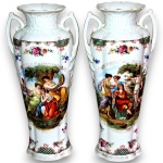 CONJUNTO DE VASOS, DITOS ÂNFORAS, EXECUTADOS EM PORCELANA ESMALTADA E VITRIFICADA, COM CORPO ALONGADO E DUAS ALÇAS LATERAIS, RICAMENTE DECORADOS COM CENAS GALANTES DE INSPIRAÇÃO CLÁSSICA EUROPEIA, REPRESENTANDO FIGURAS FEMININAS EM PAISAGENS CAMPESTRES. APRESENTAM RESERVAS POLICROMADAS, DECORAÇÃO FLORAL E DETALHES DOURADOS, COM RELEVOS ORNAMENTAIS DISTRIBUÍDOS POR TODO O CORPO COMPOSTO POR DUAS PEÇAS, MEDINDO 25,5 X 12 CM CADA. APRESENTAM FIOS DE CABELO, SENDO UM DOS EXEMPLARES COM COLAGEM E BICADO, MARCAS DO TEMPO, USO, DESGASTES NO ESMALTADO E/OU PEQUENAS IMPERFEIÇÕES COMPATÍVEIS COM SUA UTILIZAÇÃO E ESTADO DE CONSERVAÇÃO, CONFORME FOTOS EXTRAS.