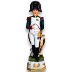 ESCULTURA, TEMÁTICA NAPOLEÔNICA, EXECUTADA EM PORCELANA ESMALTADA E VITRIFICADA, REPRESENTANDO IMPERADOR FRANCÊS EM TRAJE MILITAR DE GALA, PORTANDO BICORNE IMPERIAL E INSÍGNIAS, APOIADA SOBRE BASE COM MONOGRAMA N E COROA DE LOUROS, ACOMPANHADO DE ÁGUIA IMPERIAL. MEDINDO 32 CM. APRESENTA MARCAS DO TEMPO, USO, DESGASTES NA ESMALTAÇÃO E/OU PEQUENAS IMPERFEIÇÕES COMPATÍVEIS COM SUA UTILIZAÇÃO E ESTADO DE CONSERVAÇÃO, CONFORME FOTOS EXTRAS.