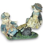 ALJ - GRUPO ESCULTÓRICO EXECUTADO EM RESINA, POSSIVELMENTE MADE IN ITALY, REPRESENTANDO DUAS CRIANÇAS EM BALANÇO RÚSTICO, COM RICO TRABALHO DE MODELAGEM, EXPRESSIVIDADE FISIONÔMICA E DETALHAMENTO ORNAMENTAL, BASE CENOGRÁFICA TEXTURIZADA COM ELEMENTOS NATURALISTAS, MEDINDO 26 X 30 X 11 CM. APRESENTA MARCAS DO TEMPO, USO, DESGASTES E/OU PEQUENAS IMPERFEIÇÕES COMPATÍVEIS COM SUA UTILIZAÇÃO E ESTADO DE CONSERVAÇÃO, CONFORME FOTOS EXTRAS.