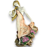 ASSINATURA NÃO IDENTIFICADA - ESCULTURA, ART NOUVEAU, EXECUTADA EM RESINA PATINADA, REPRESENTANDO NINFA EM PASSEIO POR JARDIM, COM LONGOS CABELOS FLUIDOS E VESTE ESVOAÇANTE, ACOMPANHADA DE SUPORTE INTEGRADO PARA VASO, SOBRE BASE ORNAMENTADA COM FLORES EM RELEVO, ASSINADA NA BASE, MEDINDO 32 X 23 X 17 CM. APRESENTA MARCAS DO TEMPO, USO, DESGASTES NA PATINAÇÃO E/OU PEQUENAS IMPERFEIÇÕES COMPATÍVEIS COM SUA UTILIZAÇÃO E ESTADO DE CONSERVAÇÃO, CONFORME FOTOS EXTRAS. 