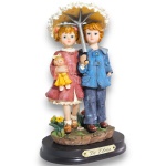 DE ELINA - GRUPO ESCULTÓRIO, POSSIVELMENTE MADE IN ITALY, EXECUTADO EM RESINA PATINADA, COM RICA MODELAGEM DAS VESTES, EXPRESSÕES FACIAIS E ELEMENTOS FLORAIS DA BASE, REPRESENTANDO CASAL DE CRIANÇAS SOB GUARDA-CHUVA, SENDO UMA DAS FIGURAS PORTANDO BONECA, APOIADA SOBRE BASE CIRCULAR EM MADEIRA COM PLAQUETA FRONTAL IDENTIFICADA. APRESENTA MARCAS DO TEMPO, USO, DESGASTES NA PATINAÇÃO E/OU PEQUENAS IMPERFEIÇÕES COMPATÍVEIS COM SUA UTILIZAÇÃO E ESTADO DE CONSERVAÇÃO, CONFORME FOTOS EXTRAS.