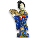 ARTE ORIENTAL - ESCULTURA, MADE IN JAPAN, EXECUTADA EM PORCELANA ESMALTADA E VITRIFICADA COM DELICADA MODELAGEM DAS FEIÇÕES E VESTES, REPRESENTANDO DAMA ORIENTAL PORTANDO LEQUE, TRAJANDO QUIMONO, RICAMENTE ORNAMENTADO COM MOTIVOS FLORAIS E DETALHES EM VIBRANTE DOURADO, MEDINDO 12 CM. APRESENTA MARCAS DO TEMPO, USO, DESGASTES NO DOURAMENTO E/OU PEQUENAS IMPERFEIÇÕES COMPATÍVEIS COM SUA UTILIZAÇÃO E ESTADO DE CONSERVAÇÃO, CONFORME FOTOS EXTRAS.